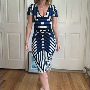 Diane Von Furstenberg scuba dress size Pettit 72% Rayon 22 % Nylon 2 % Spandex
